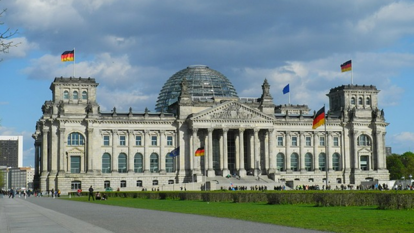 Bundestag führt Mindestlohn ein und beschäftigt mutmaßlich Scheinselbstständige Bundestag führt Mindestlohn ein und beschäftigt mutmaßlich Scheinselbstständige