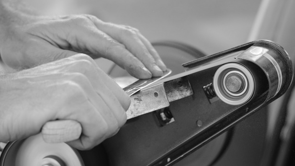 Ein Handwerksmeister bei der Arbeit (Symbolfoto). Viele kleine und mittelständische Unternehmen sind unzureichend gegen Risiken abgesichert, so eine Gothaer-Studie.