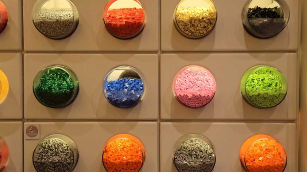 Neue Farben im Schaufenster: Die Versicherungskammer Bayern setzt zukünftig bei Altersvorsorge-Produkten mehr auf Fonds.