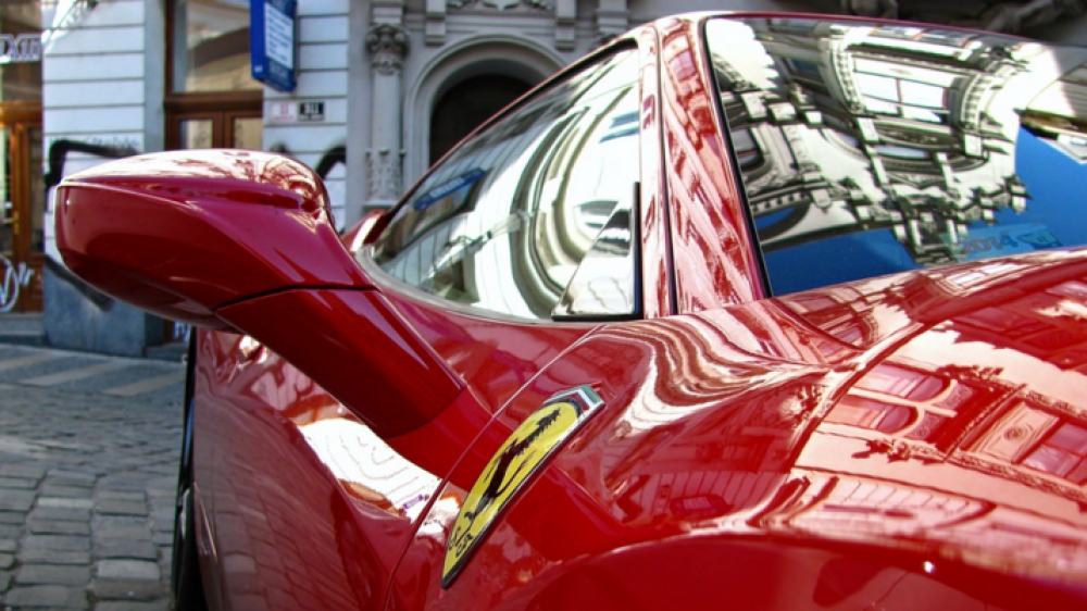 Versicherungsbetrug - Selbst ein Ferrari wurde verschrottet (Symbolbild).