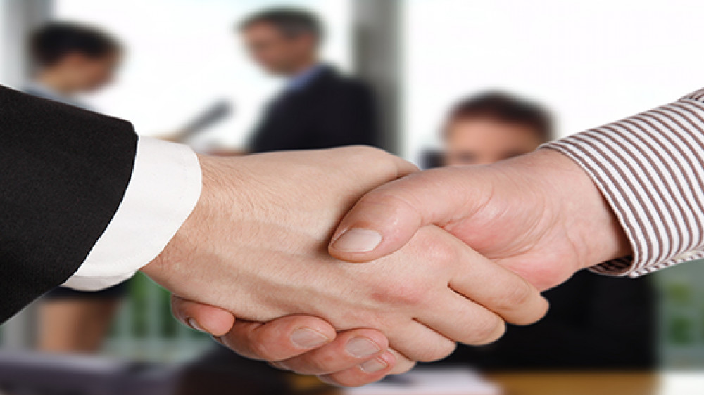 Handshake statt Mausklick? In der Sparte Leben haben klassische Vertriebskanäle noch deutlich mehr Bedeutung als der Online-Vertrieb (Symbolfoto).