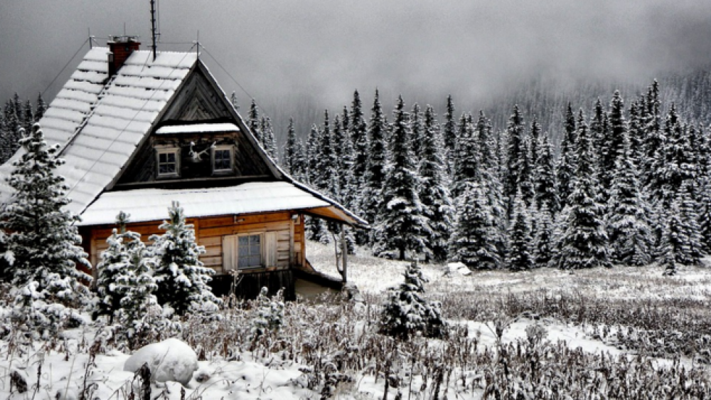 Häuser müssen im Winter ausreichend beheizt werden - sonst steht der Schutz durch die Wohngebäudeversicherung auf dem Spiel.