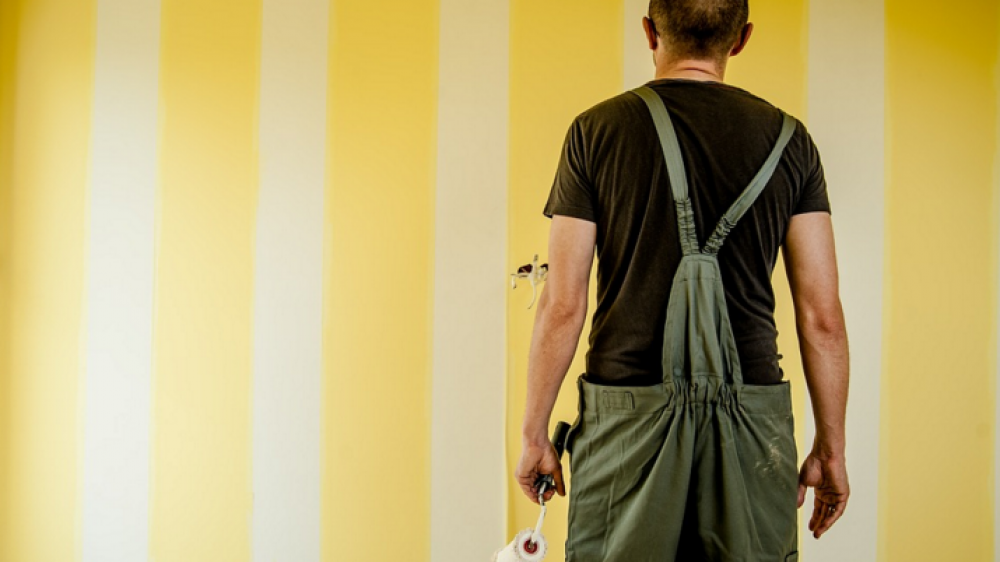 Ein Malermeister bei der Arbeit (Symbolfoto). Gerade Handwerker haben es schwer, einen BU-Schutz zu finden.