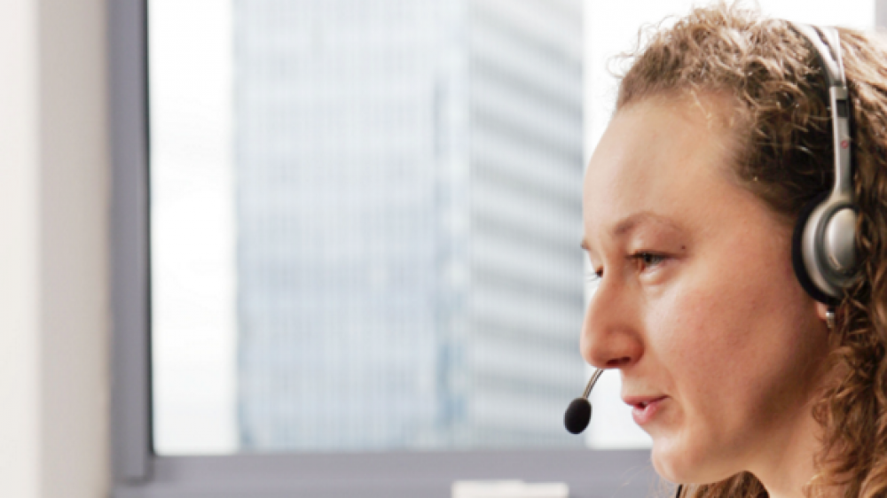 Servicemitarbeiterin der Standard Life im Telefongespräch. Versicherte sind aufgerufen, ihre Ansprüche zu prüfen.