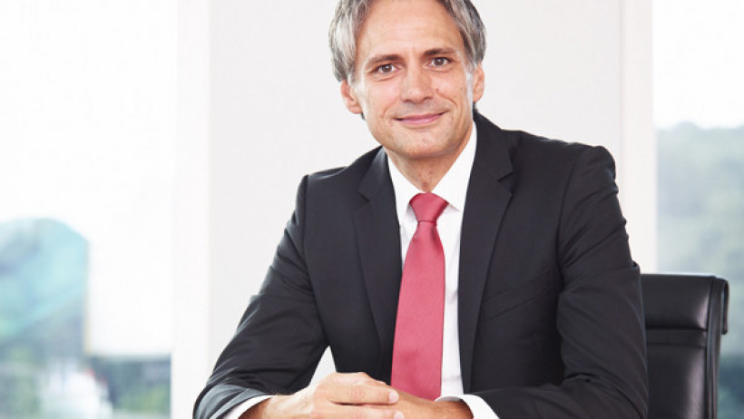 Frank Lamsfuß: Vorstandsmitglied und verantwortlich für die Ressorts: Außendienst, Maklervertrieb, Vertriebsmarketing und Vertriebsbereiche Frank Lamsfuß: Vorstandsmitglied und verantwortlich für die Ressorts: Außendienst, Maklervertrieb, Vertriebsmarketing und Vertriebsbereiche