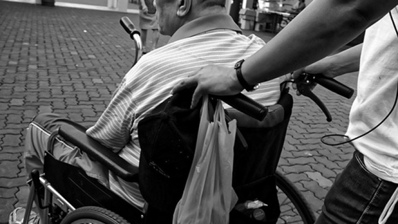 Pflegebedürftigkeit nur vortäuschen und das Geld der Sozialkassen kassieren? Pflegebedürftigkeit nur vortäuschen und das Geld der Sozialkassen kassieren?