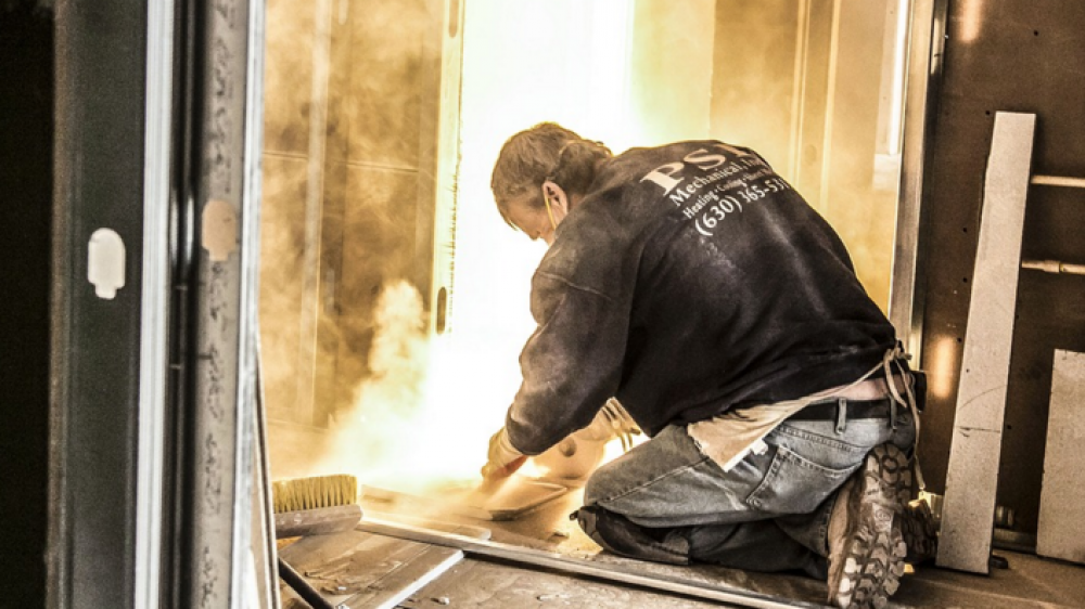 Ein Handwerker bei der Arbeit (Symbolbild). Nicht einmal jedem vierte Antrag führt zu einem Leistungsanspruch