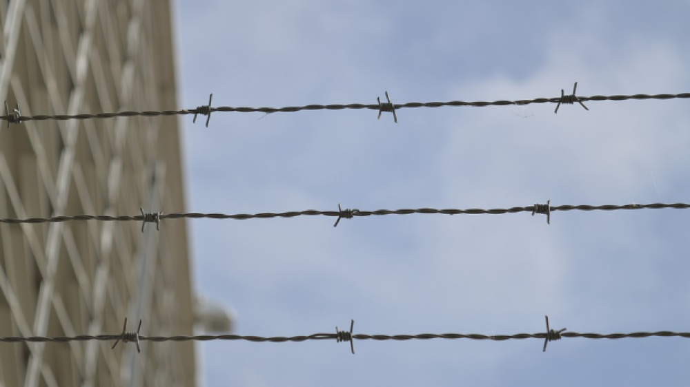 Stacheldraht eines Gefängnisses (Symbolbild). Die früheren Frankonia-Manager müssen ins Gefängnis.