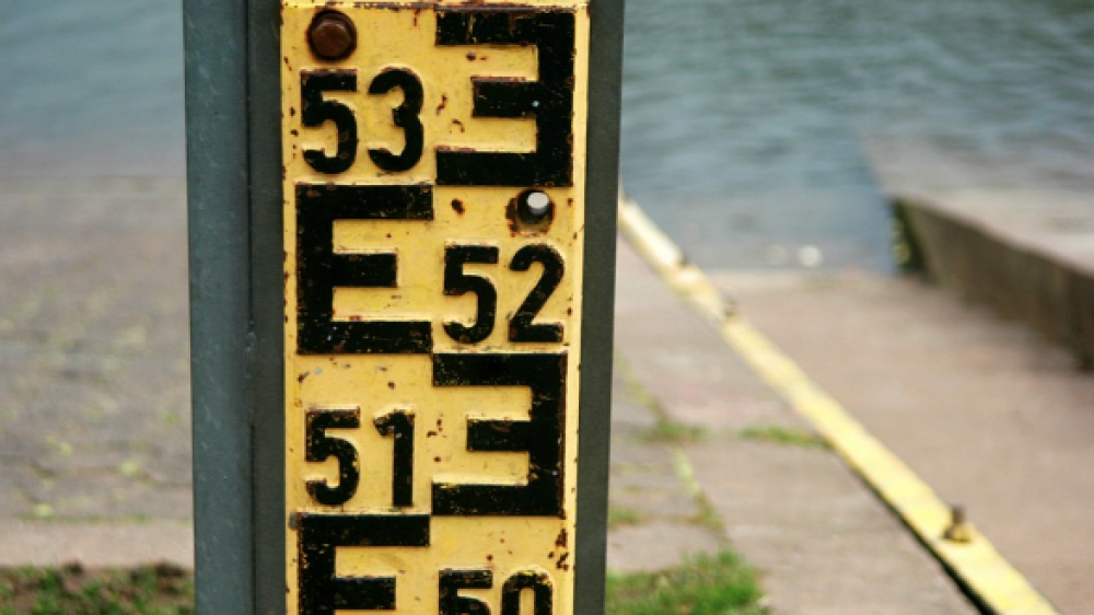 Wasserstandsmesser am Fluss (Symbolbild). In den letzten 15 Jahren suchten mehrere schwere Überschwemmungen die Bundesrepublik heim.