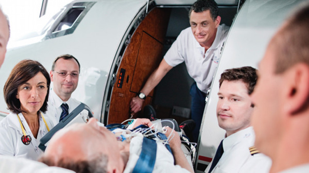 Insbesondere weil man im Ausland mit den Leistungen der gesetzlichen Krankenkassen nicht ausreichend geschützt ist, sollten Vermittler wie Versicherungsmakler, Reisebüros oder Veranstalter ihren Kunden zu einer Auslands-Krankenversicherung raten.