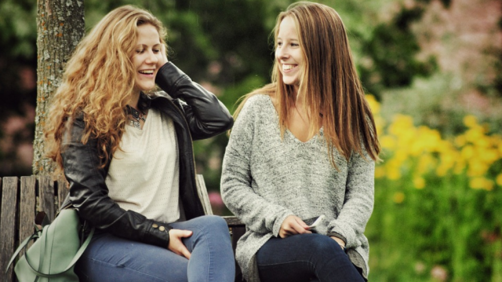 Best Friends Forever - und kompetenter Finanzberater? Viele Verbraucher verlassen sich in Sachen Finanzen auf Empfehlungen von Freunden (Symbolfoto).