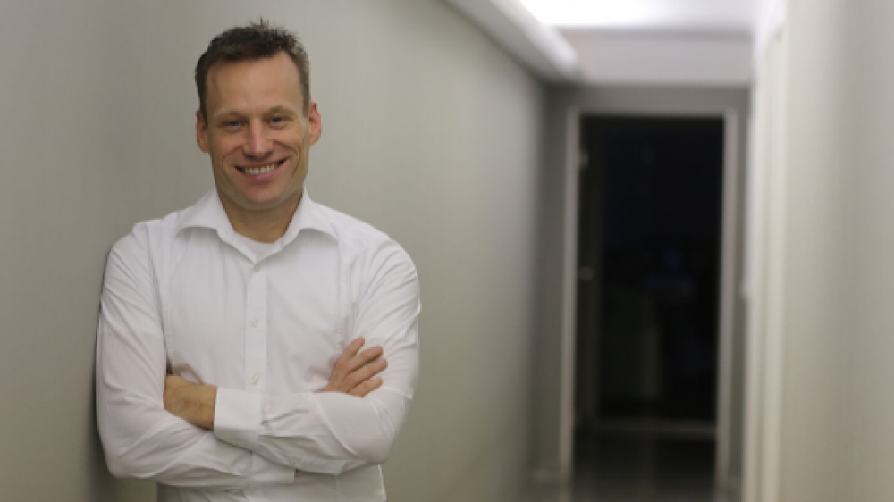 „Ich versichere jeden, jeden Kunden bei Hausrat oder Gebäude gegen Elementarschäden!“, sagt Vermögensberater Tim Wolff