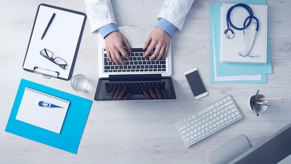 Gerade online werden sogenannte EWR-Tarife in der privaten Krankenversicherung teils aggressiv beworben (Symbolbild).