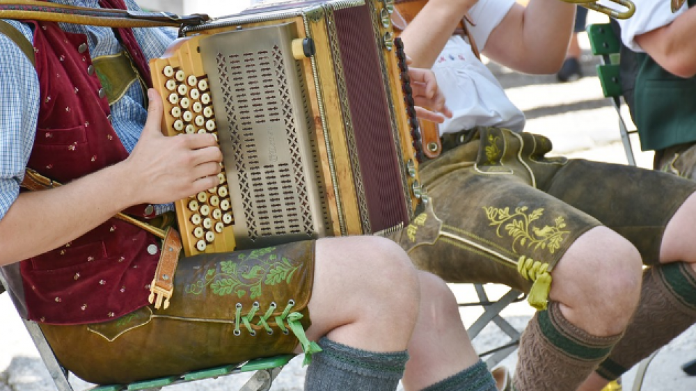 Bayerische Musiker in Tracht. Zwei Versicherungen könnten sich schon bald vor Gericht streiten, wer denn nun wirklich die Bayerische ist (Symbolbild).