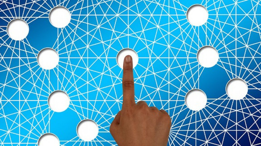 "Ich habe sehr klare Indizien, dass die Wettbewerber von morgen Google, Apple und Facebook heißen", sagte Axa-Chef Thomas Buberl.