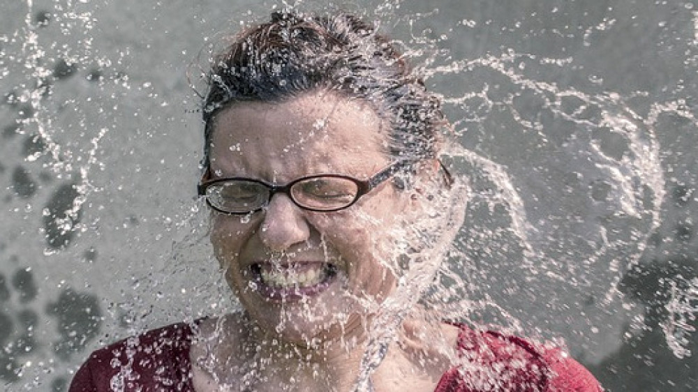 Eine Ärztin bekommt von der Krankenkasse eine "kalte Dusche".