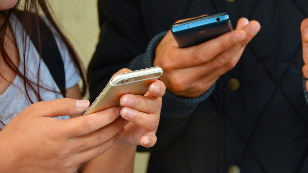 Online-Abschluss von Versicherungen über Smartphone? Die Mehrheit der Verbraucher bevorzugt immer noch persönliche Beratung (Symbolbild).
