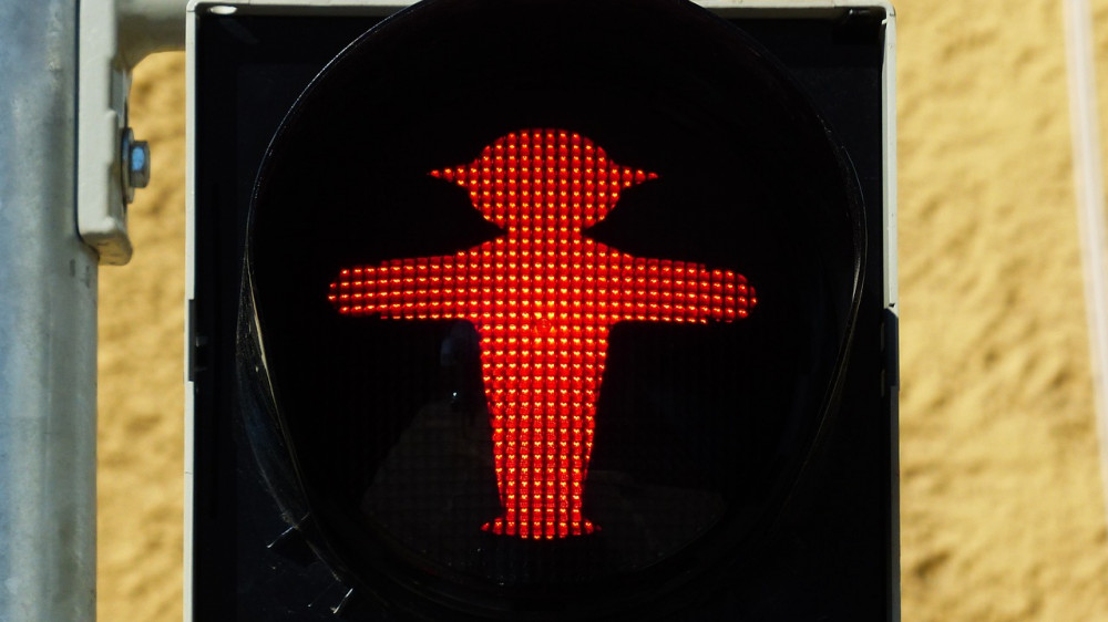 Die Allianz zückt das rote Ampelmännchen: Klassische bAV-Tarife sollen aus dem Angebot verschwinden (Symbolbild).