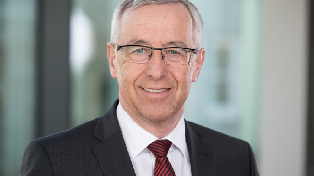Harald Benzing, Vorstandsvorsitzender der Bayerischen Beamtenkrankenkasse AG und der UKV, hält private Pflegevorsorge trotz Pflegereform für unumgänglich.
