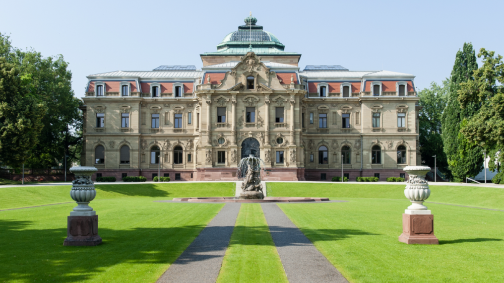 Erbgroßherzogliches Palais mit Brunnen am Bundesgerichtshof Karlsruhe (Symbolbild).
