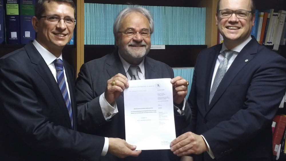 Hans-Peter Schwintowski (Mitte) überreicht das Rechtsgutachten zum IDD-Umsetzungsgesetz an die AfW-Vorstände Norman Wirth und Frank Rottenbacher.