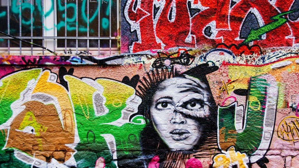 Graffiti in der Boomtown Leipzig (Symbolbild). Die örtliche Sparkasse sorgt für Verärgerung, weil sie Altkunden vor die Tür setzt.