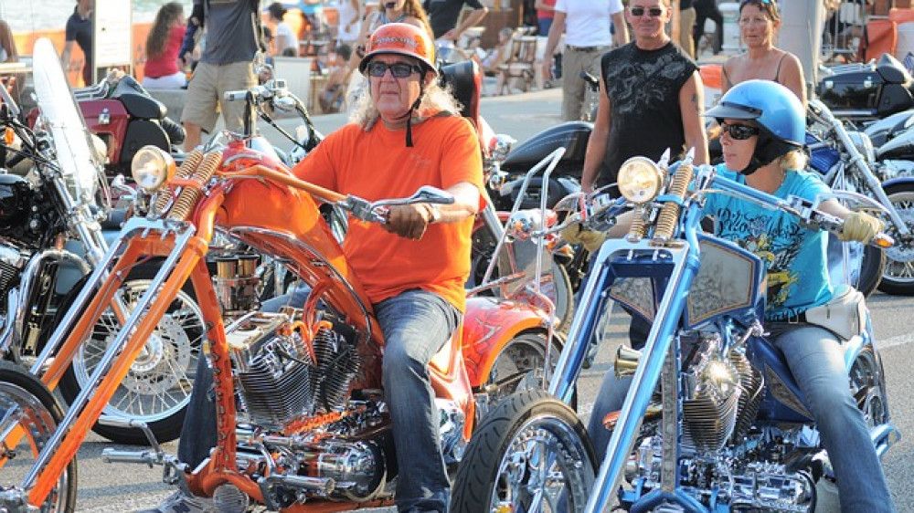 Älterer Herr auf einer Harley Davidson (Symbolbild). Die deutschen Senioren erfreuen sich immer länger einer guten Gesundheit.