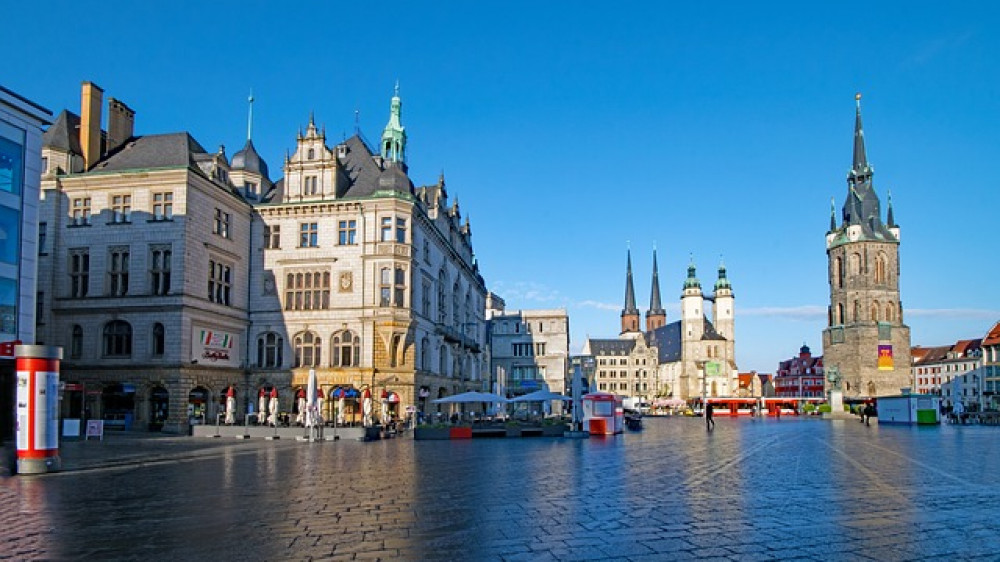 Markt in Halle an der Saale (Symbolbild). Nirgendwo haben die Bürger so wenig Betriebsrenten wie in Sachsen-Anhalt.