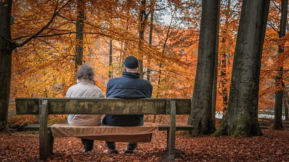 Rentner auf einer Parkbank (Symbolbild). Nach Interpretation des Allianz Deutschland-Chefs tun die Bundesbürger zu wenig für ihre Altersvorsorge.