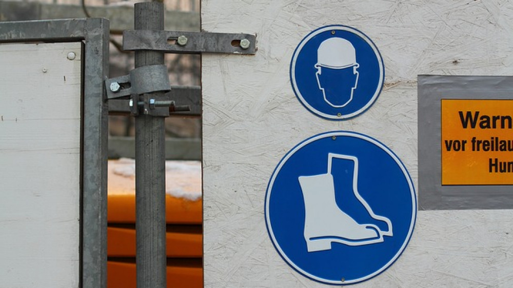 Noch immer ereignen sich in Deutschland deutlich zu viele Arbeitsunfälle. Warnschilder für Arbeitsschutz (Symbolbild).