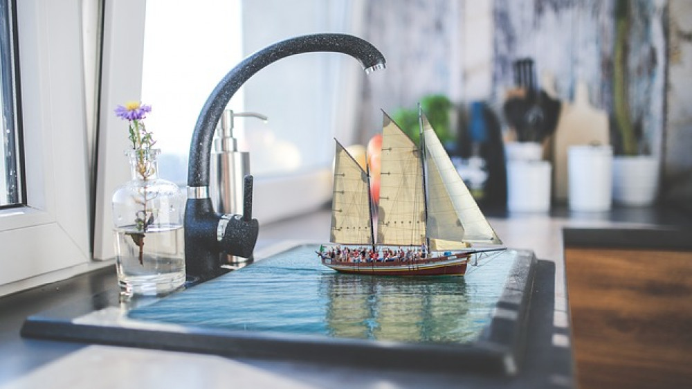 Auch defekte Armaturen sind ein häufiger Grund für Leitungswasserschäden (Symbolbild)