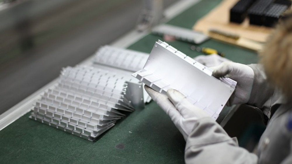 Aluminiumteile werden in einer Werkshalle gefertigt (Symbolbild). Mehr als jeder zweite deutsche Risikomanager nennt die Betriebsunterbrechung als großes Risiko (Symbolbild).