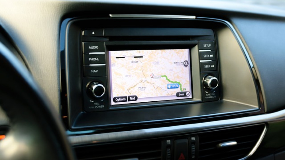 Navigationsgerät im Auto (Symbolbild). Moderne Neuwagen sammeln eine Vielzahl an sensiblen Daten.