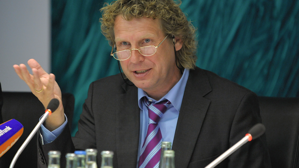 Bernd Raffelhüschen ist Professor für Finanzwissenschaft und Direktor des Forschungszentrums Generationenverträge an der Albert-Ludwigs-Universität Freiburg. Darüber hinaus unterrichtet er an der Universität Bergen in Norwegen. Er ist unter anderem auch im Aufsichtsrat der Ergo Gruppe, der Volksbank Freiburg und machte sich als Politikberater einen Namen.