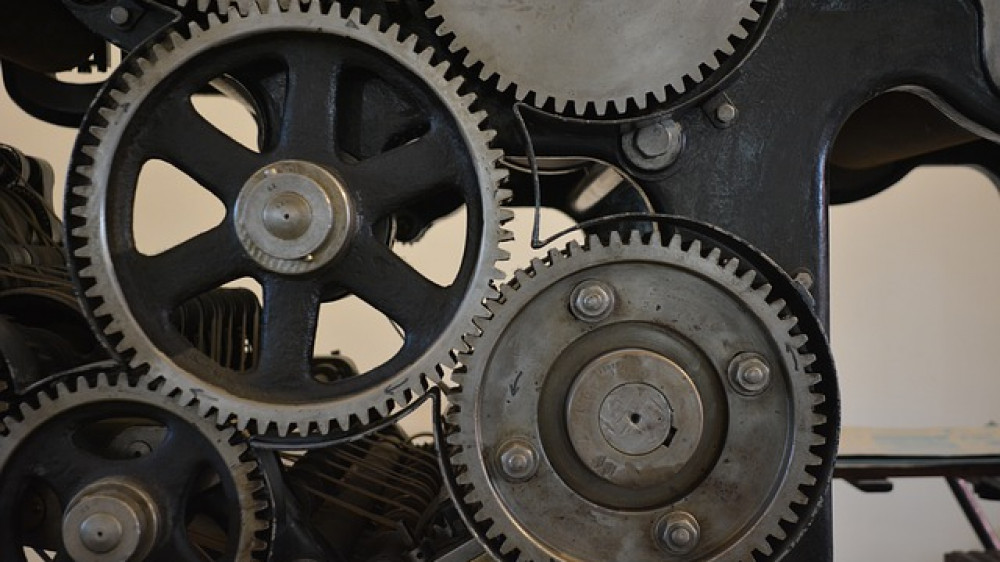 Zahnräder einer Rollendruck-Maschine (Symbolbild). Im aktuellen Rechtsstreit hatte der Inhaber einer Druckerei geklagt.