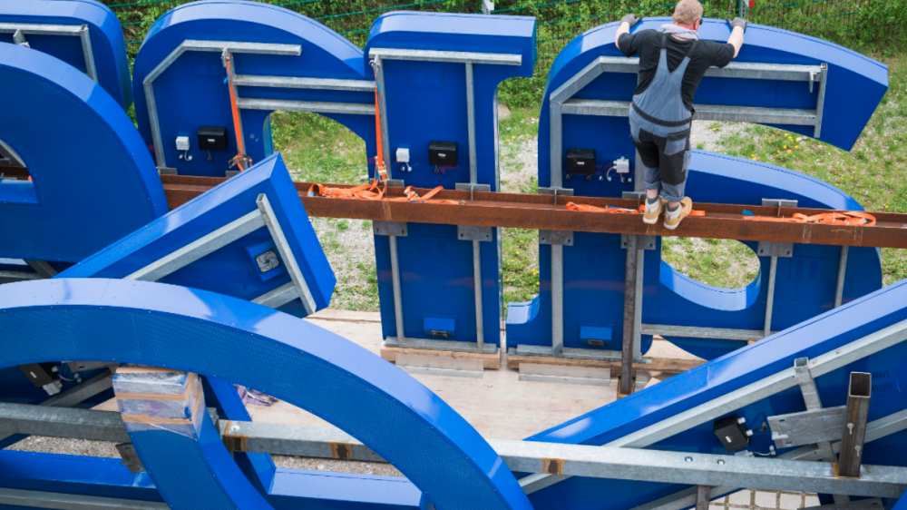 Umbauarbeiten am Schriftzug der Allianz Arena München (Symbolbild). Auch im Konzern wird derzeit vieles erneuert.