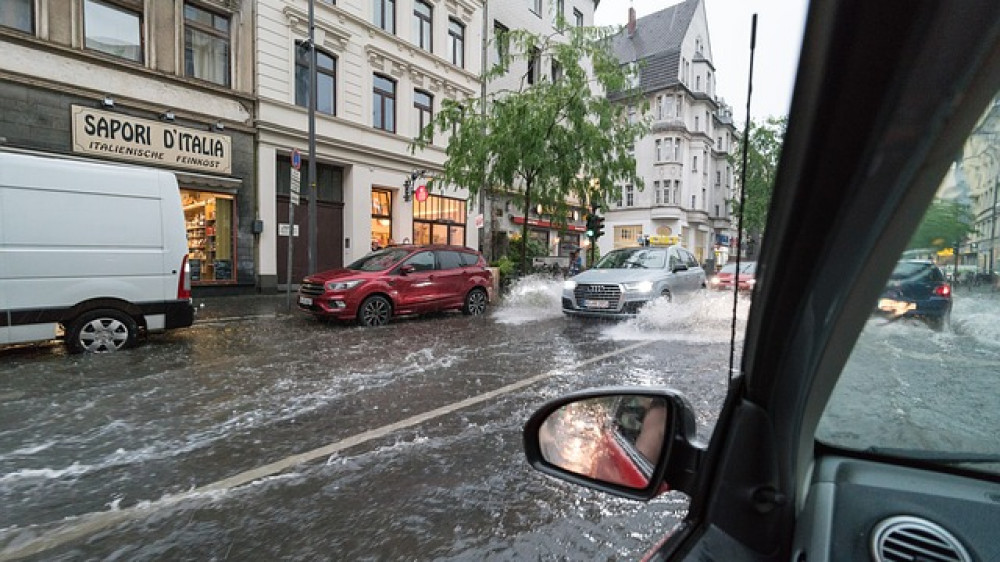 Hochwasser in Köln (Symbolbild). Durch Überschwemmungen entstehen der Versicherungswirtschaft jedes Jahr hohe Schäden.