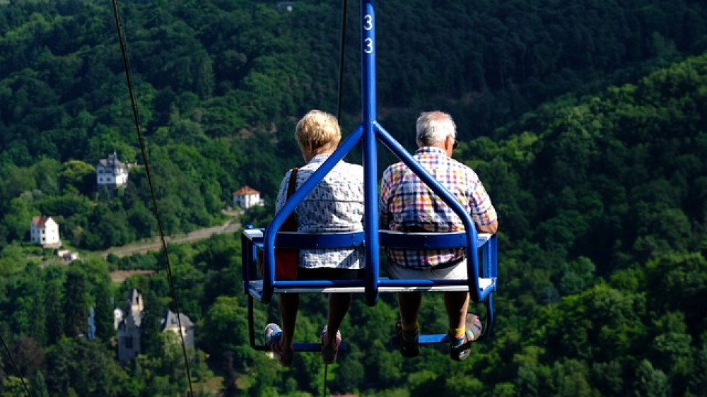 Arbeit oder Reisen? Viele Senioren sind auch nach Erreichen der Regelaltersgrenze noch erwerbstätig (Symbolbild).