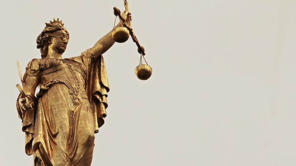 Auch Justitia, antike Göttin der Gerechtigkeit, hat verbundene Augen. Aber sie investierte nicht in Blindpool-Fonds (Symbolbild).