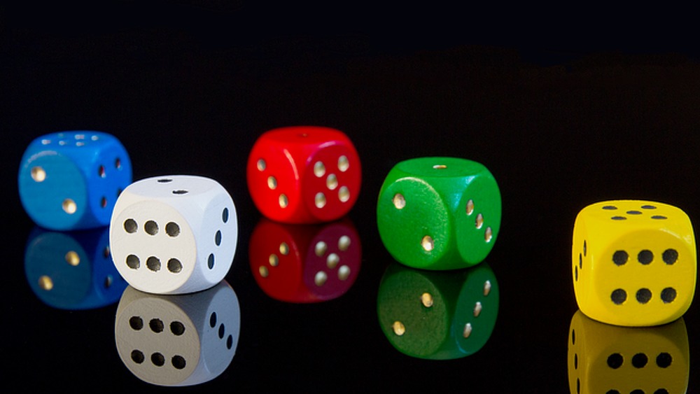 Ob ein Berufsunfähigkeitsversicherer im Leistungsfall zahlt oder nicht, gleiche zu oft einem Würfelspiel, klagt das Analysehaus PremiumCircle (Symbolbild).