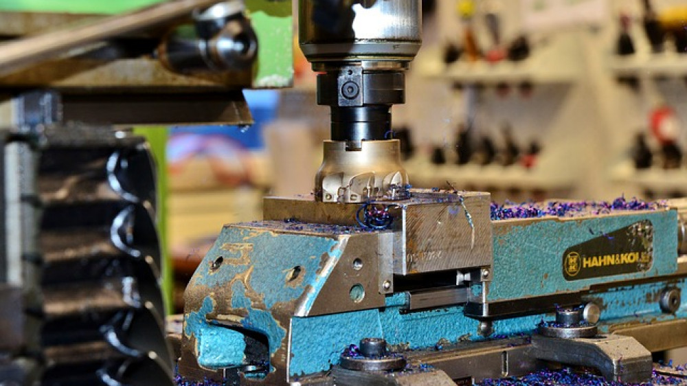 Eine Fräsemaschine (Symbolbild). Die Mehrheit der Deutschen ist in kleinen und mittleren Betrieben bis 250 Mitarbeitern beschäftigt.