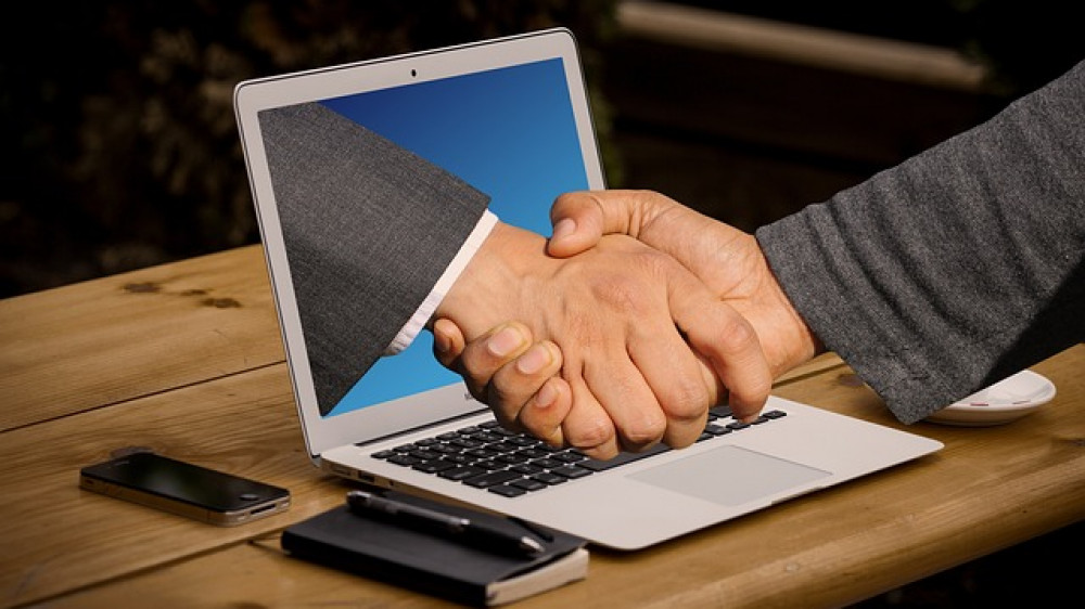 Handshake: Ergo und ver.di einigen sich auf einen sozialen Ordnungsrahmen für den Konzernumbau.