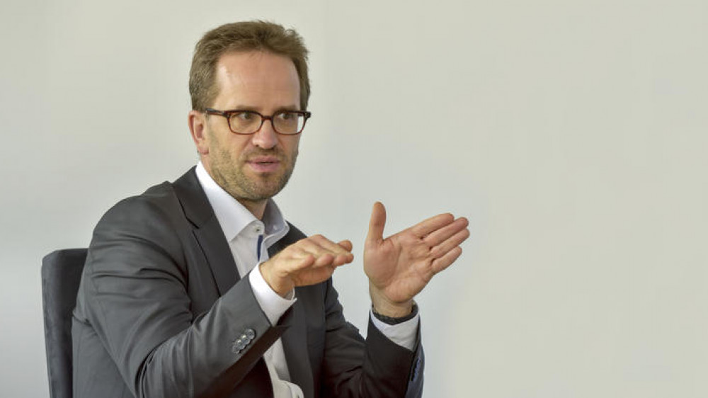 Klaus Müller ist Chef des Verbraucherzentrale Bundesverbandes. In einem Interview äußerte er sich kritisch zu Beitragsgarantien.