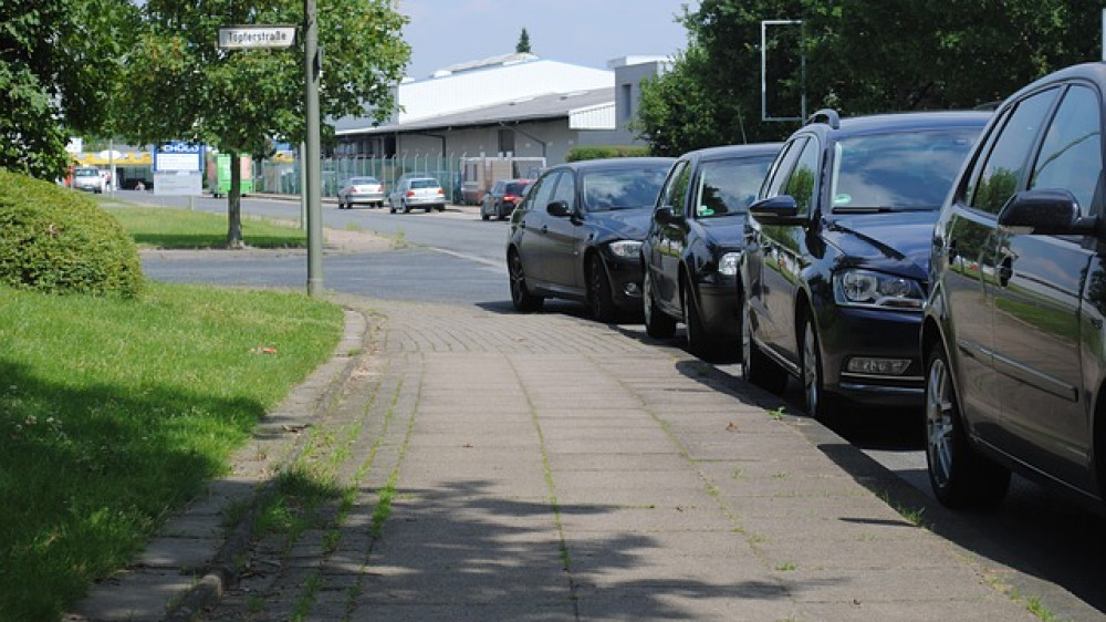 Autos parken am Straßenrand (Symbolbild). Die Regionalklasse hat großen Einfluss auf die Versicherungsprämie in Haftpflicht und Kasko-Policen.