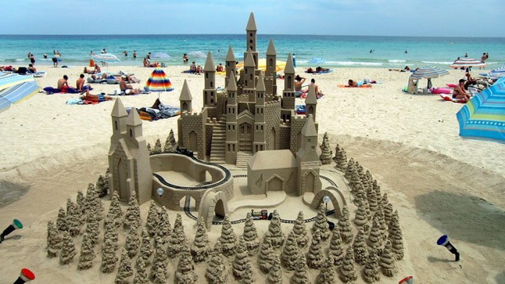 Sandburg in Cala Millor auf Mallorca (Symbolbild). Ein Betrugsexperte der Allianz geriet unter anderem in Geldnöte, weil er auf der Balearen-Insel eine Affäre pflegte.