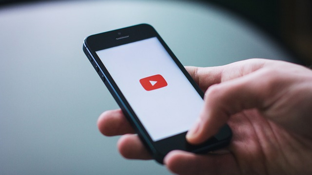 Vertikale Videos gewinnen an Bedeutung, da bei ihnen das Smartphone nicht gedreht werden muss (Symbolbild).