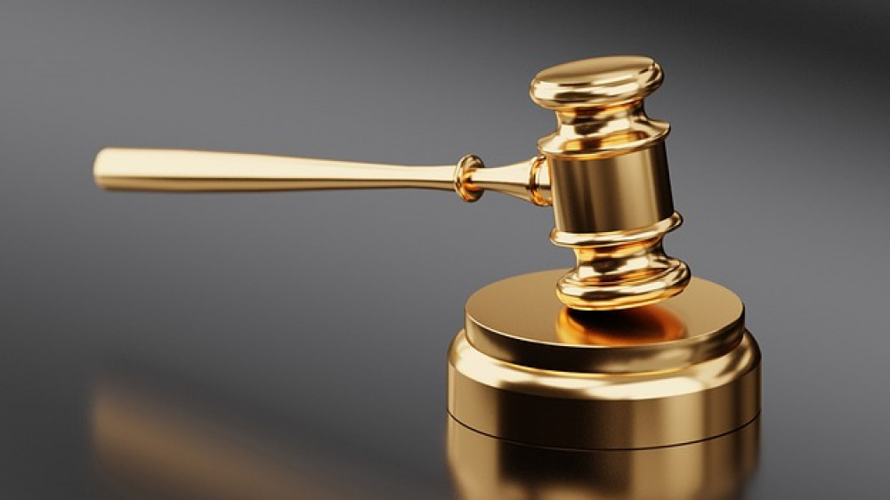 Goldener Hammer? Viele Bürger könnten wegen steigender Gerichts- und Anwaltskosten von der Wahrnehmung ihres Rechts ausgeschlossen werden, warnt der GDV.