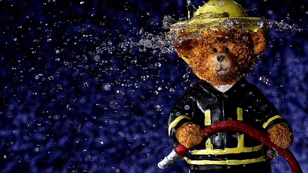 Ein Feuerwehrmann (Symbolbild). Gerade Menschen mit Risikoberufen erhalten oft keinen bezahlbaren BU-Schutz.