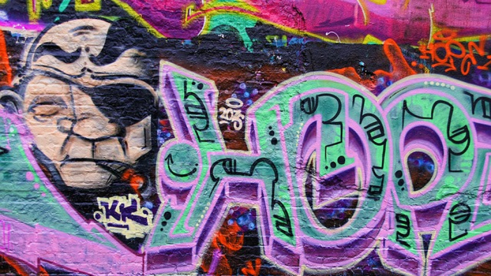 Graffiti im Leipziger Stadtteil Plagwitz mit Gangster-Motiv (Symbolbild). Hier wurde ein Allianz-Schadenbearbeiter der 42fachen Untreue verurteilt.
