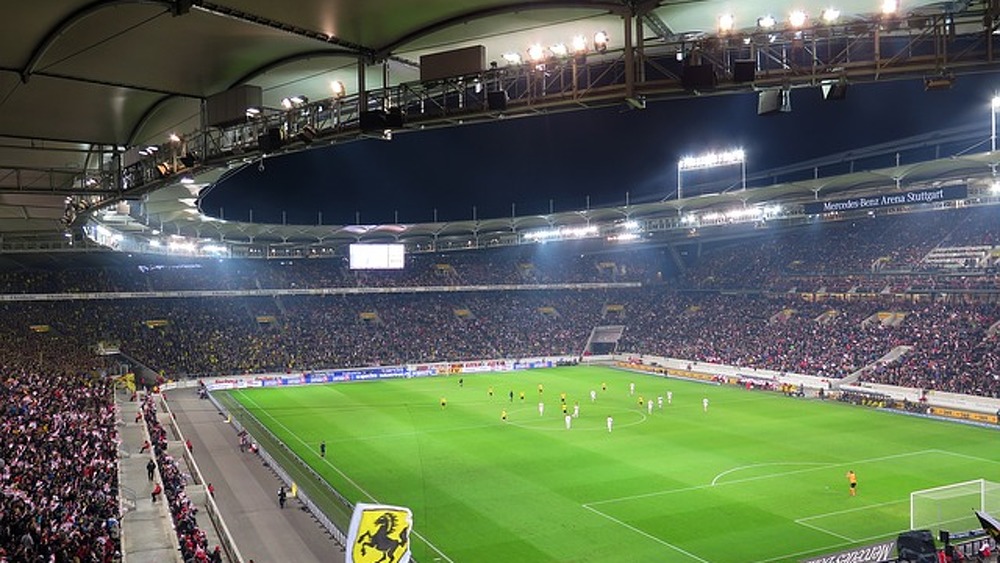 Fans des VFB Stuttgart in der Mercedes Benz Arena (Symbolbild). Der Klub stieg in die 2. Liga ab.